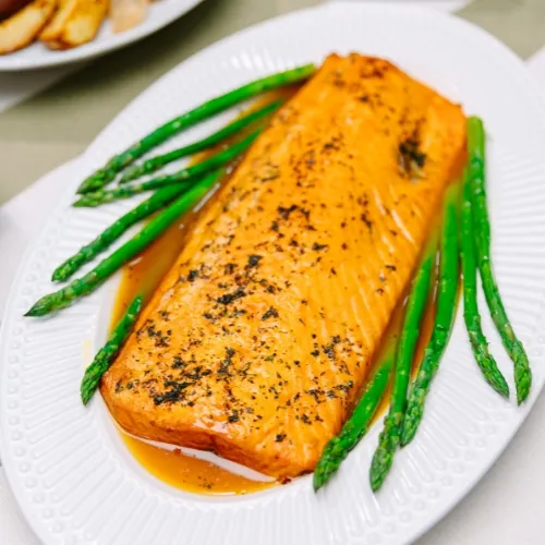 Salmão imperial ao cítrico de laranja com aspargos frescos