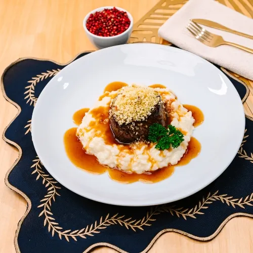 MEDALHÃO DE FILÉ COM FAROFA DE PANKO AO MOLHO DEMI-GLACE