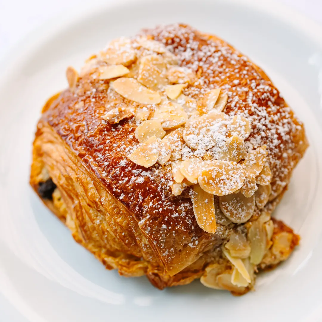 PAIN AU CHOCOLAT COM AMÊNDOAS