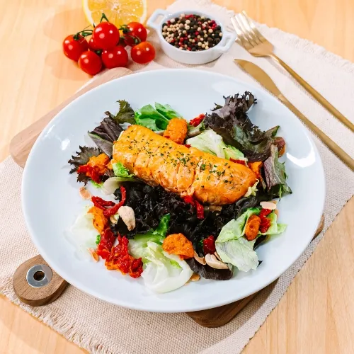 SALADA COM SALMÃO GRELHADO