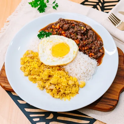 Picadinho de filé com ovo frito